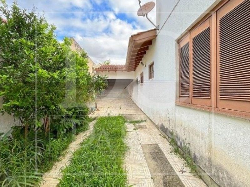 Casa à venda com 210m², 4 dormitórios, 8 vagas no bairro Tristeza em Porto Alegre