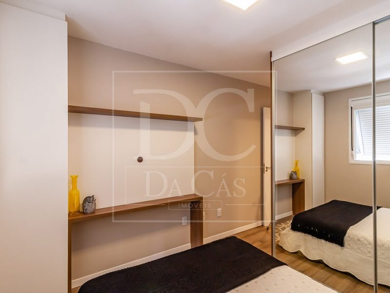 Apartamento à venda com 51m², 2 dormitórios, 1 suíte, 1 vaga no bairro Floresta em Porto Alegre