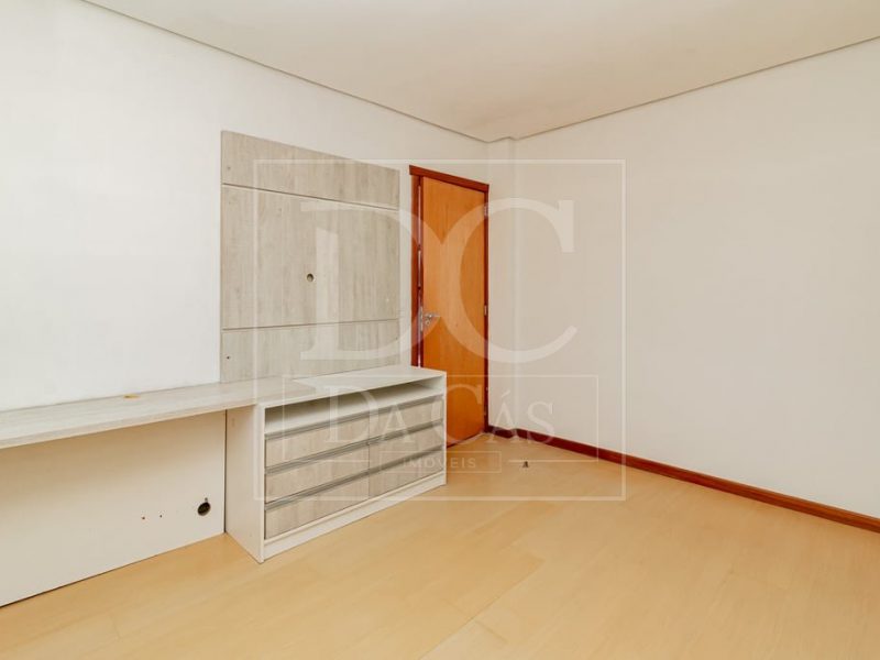 Apartamento à venda com 75m², 2 dormitórios, 1 suíte, 1 vaga no bairro Medianeira em Porto Alegre