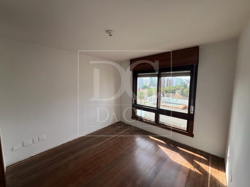 Apartamento à venda com 547m², 4 dormitórios, 1 suíte, 4 vagas no bairro Floresta em Porto Alegre