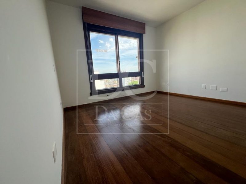 Apartamento à venda com 547m², 4 dormitórios, 1 suíte, 4 vagas no bairro Floresta em Porto Alegre