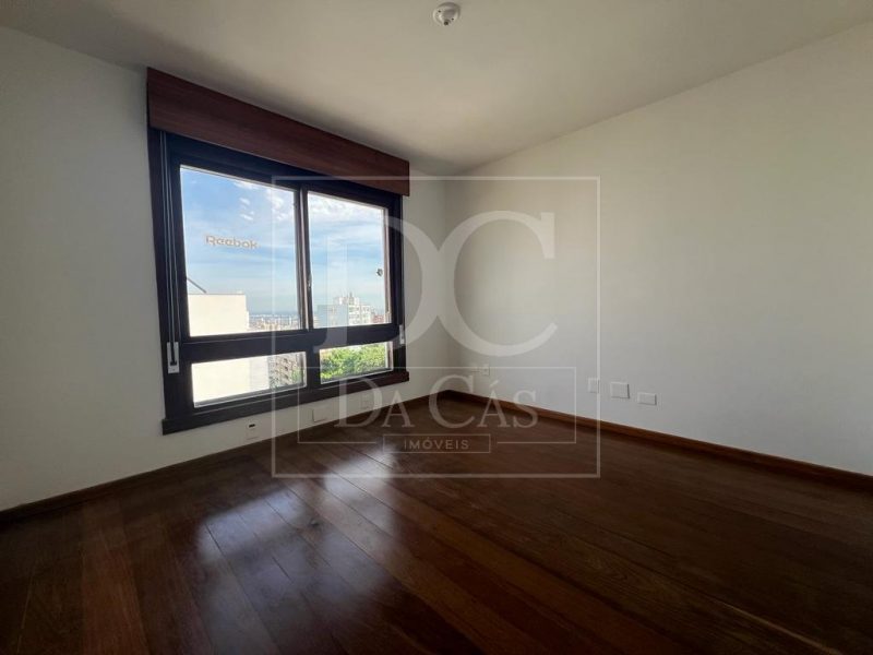 Apartamento à venda com 547m², 4 dormitórios, 1 suíte, 4 vagas no bairro Floresta em Porto Alegre