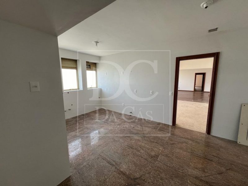 Apartamento à venda com 547m², 4 dormitórios, 1 suíte, 4 vagas no bairro Floresta em Porto Alegre