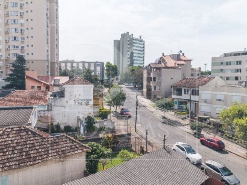 Apartamento à venda com 60m², 2 dormitórios, 1 vaga no bairro Passo da Areia em Porto Alegre