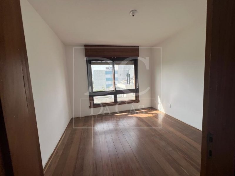 Apartamento à venda com 547m², 4 dormitórios, 1 suíte, 4 vagas no bairro Floresta em Porto Alegre