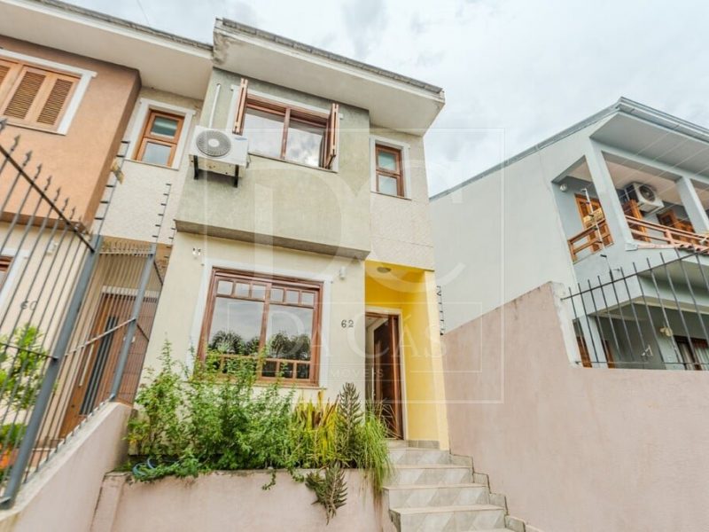 Casa à venda com 148m², 3 dormitórios, 3 suítes, 1 vaga no bairro Guarujá em Porto Alegre