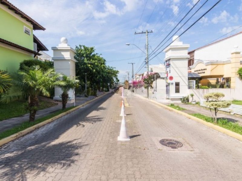 Casa em Condomínio à venda com 1.737m², 3 dormitórios, 1 suíte, 2 vagas no bairro hipica em Porto Alegre