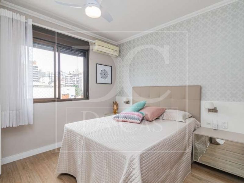 Apartamento à venda com 81m², 2 dormitórios, 1 suíte, 2 vagas no bairro Petrópolis em Porto Alegre